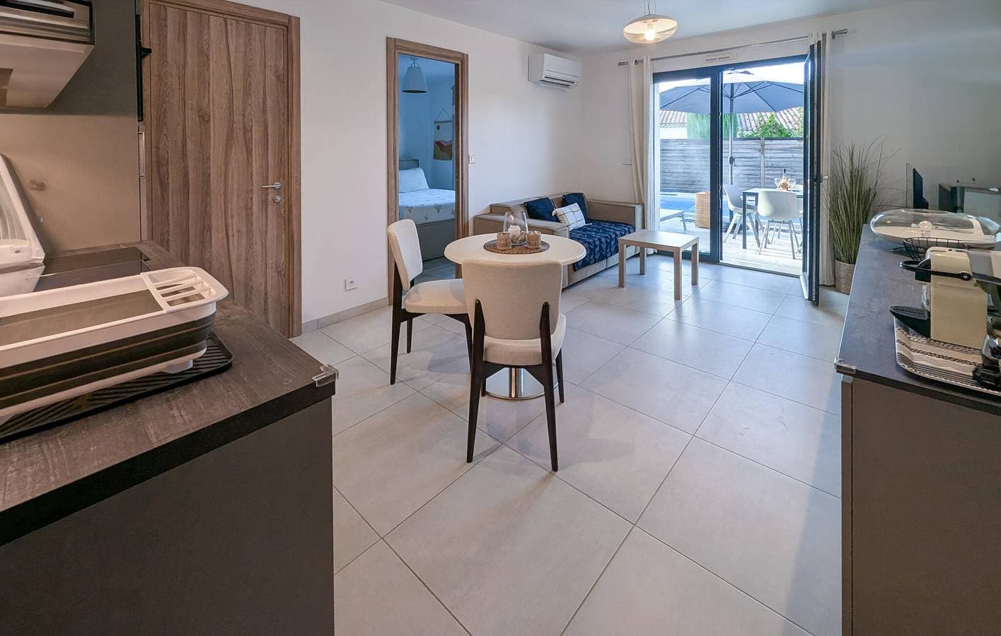 Foto 6 von 16: Breezy Riverside Retreat mit Parkplatz und Terrasse