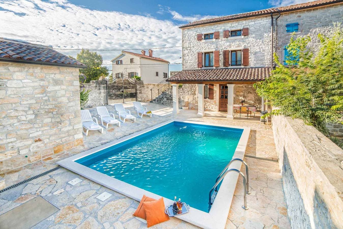 Foto 6 von 25: Ferienhaus mit Swimmingpool und Grill