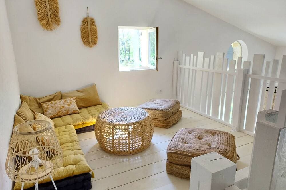 Foto 5 von 16: Charming Cottage for 2–4 Guests, in a Park with Swimming Pool