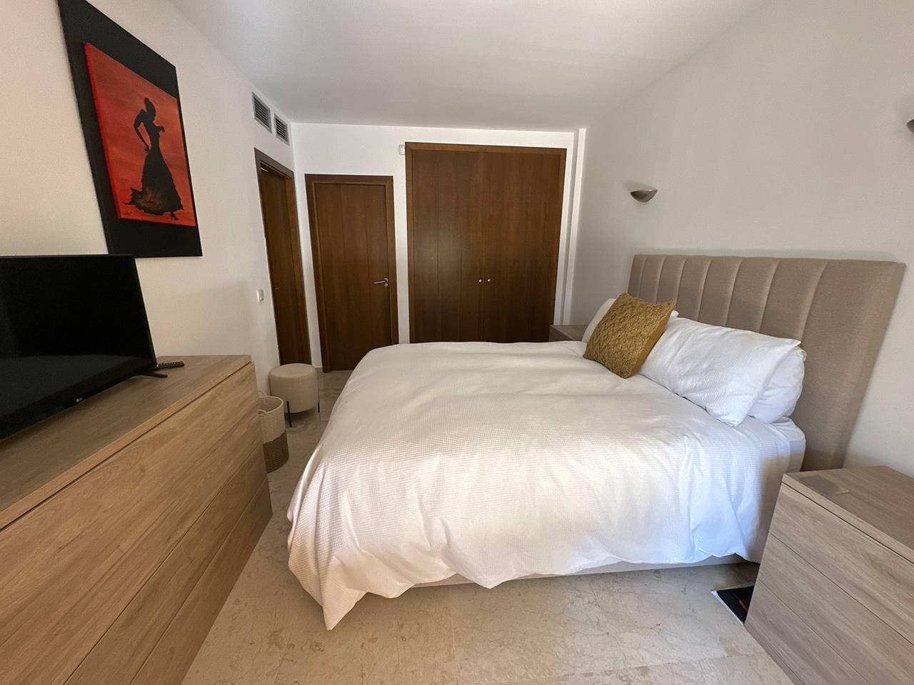 Foto 10 von 43: Geräumige Erdgeschosswohnung mit Gemeinschaftspool, Terrasse & WLAN