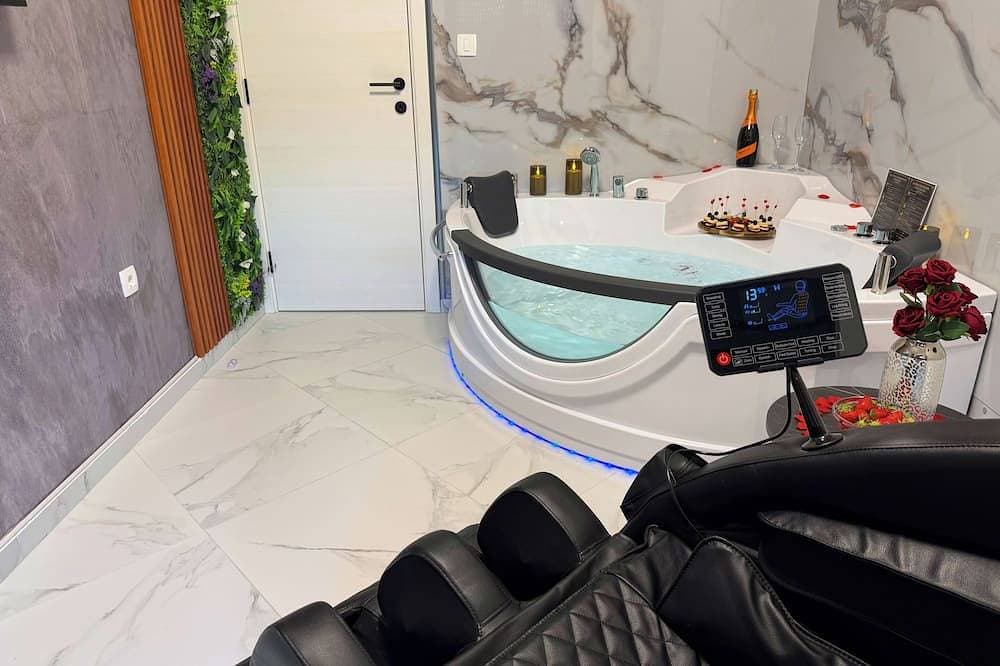 Jacuzzi, Floating Bed & 4D Massage Chair - Presidential Apartment Apollo 11 1