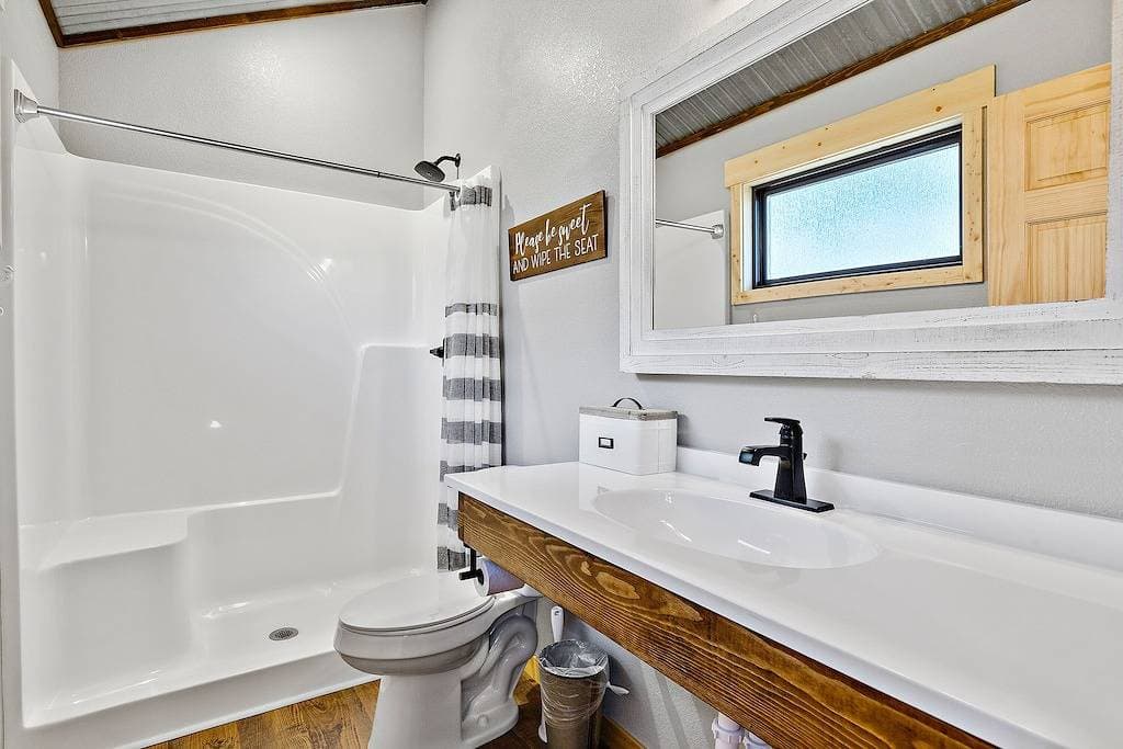 Foto 5 von 16: Modern rustic design with upscale finishes and 2 bedrooms.