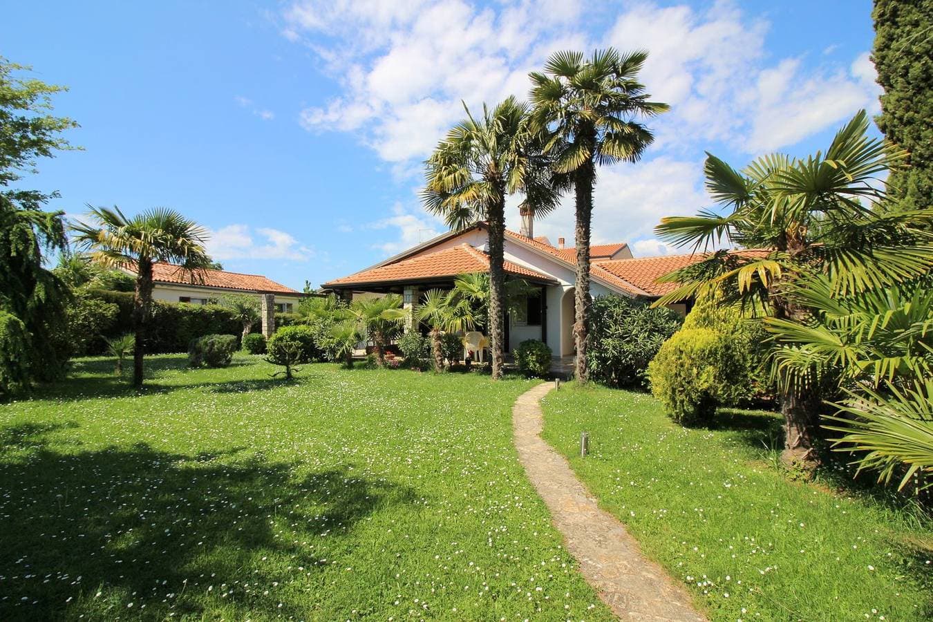 Hundefreundliches Ferienhaus mit mediterranem Garten und nur 650 Meter zum Strand 1