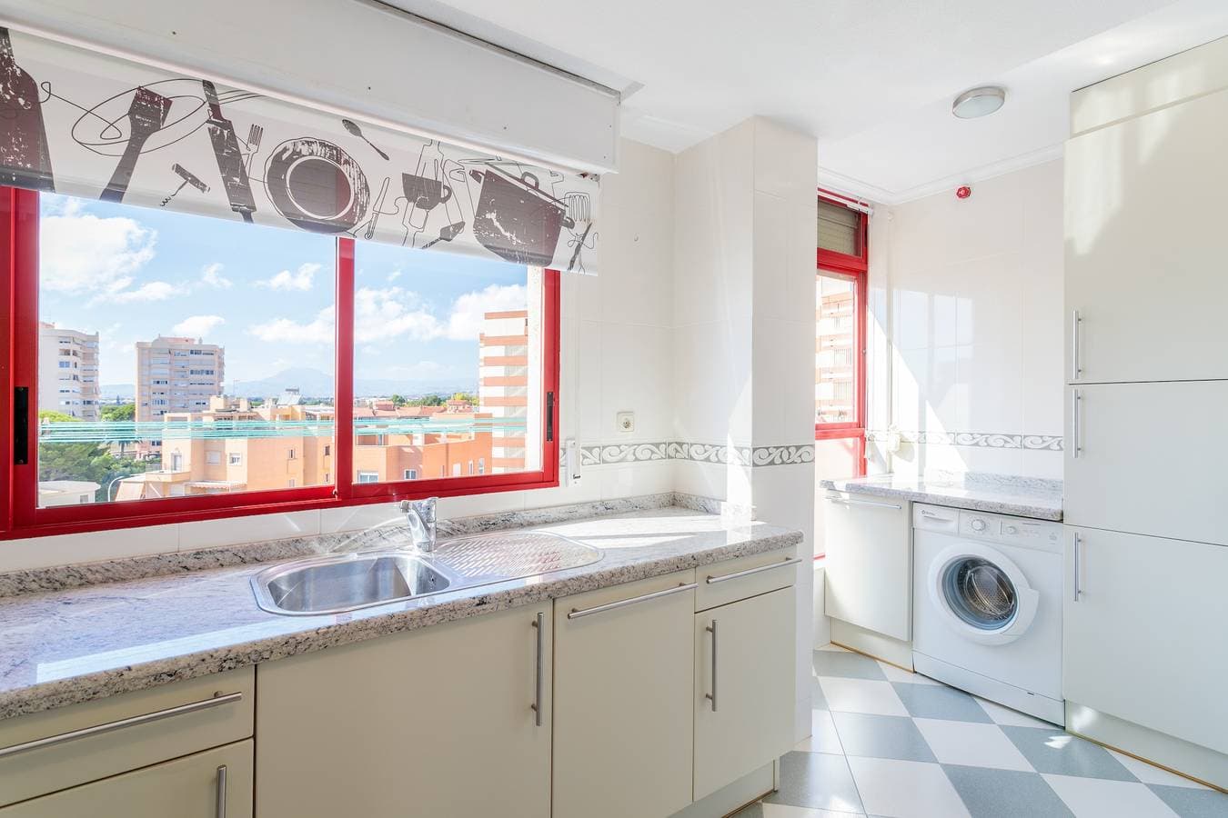Foto 9 von 31: Ferienwohnung 'Torre Mar Muchavista' mit Meerblick, Gemeinschaftspool und WLAN