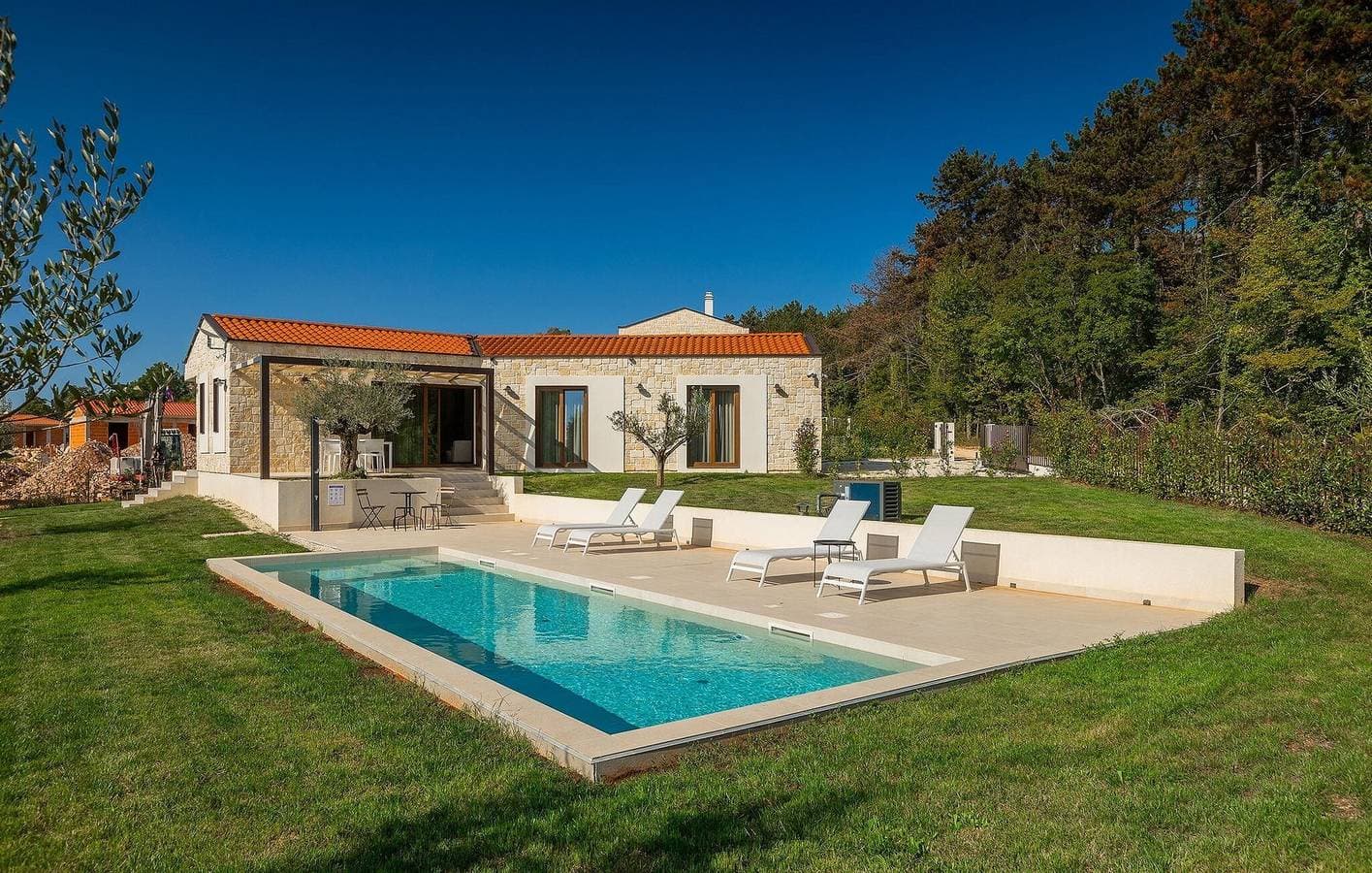 Foto 5 von 35: Geräumige 110 m² große Wohnung mit Pool und Terrasse, 2,5 km vom Stadtzentrum von Anzici entfernt