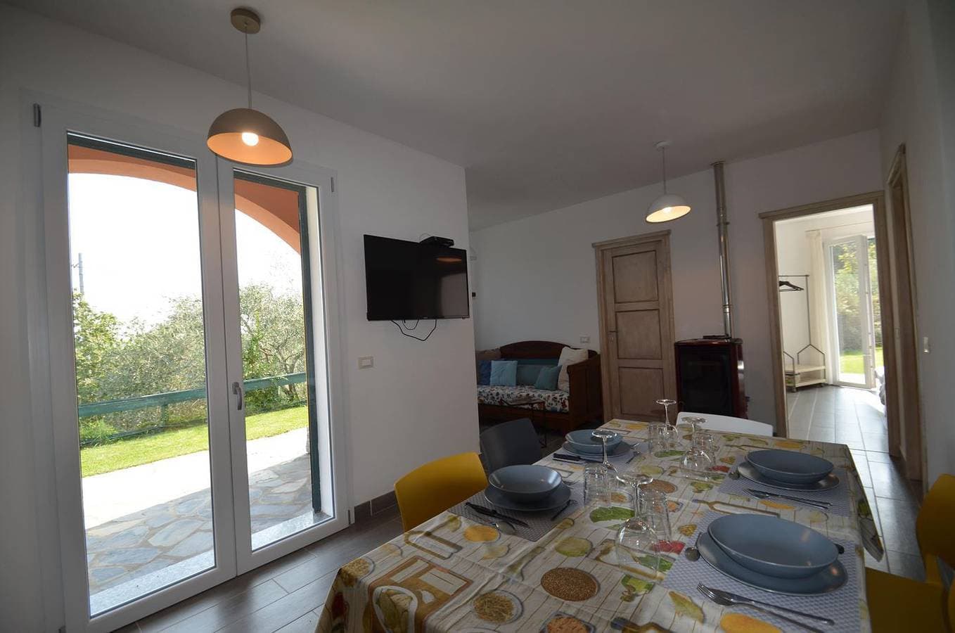 Foto 3 von 28: Alleinstehendes Ferienhaus mit Pool und Garten in Panoramalage