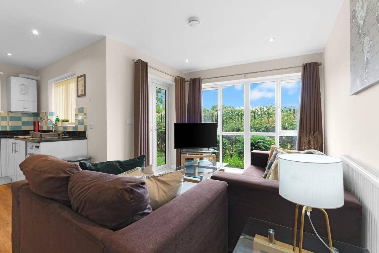 Heathrow Living 2BDR 2BA Apt by 360 Stays - Apt 02 1