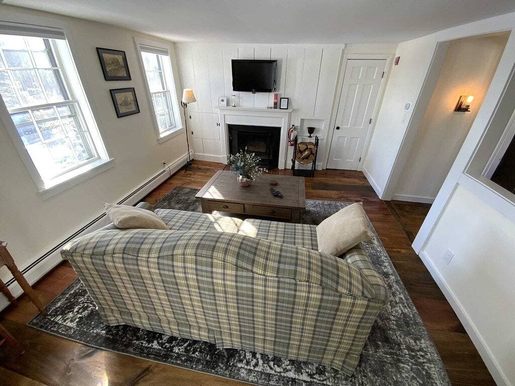 Foto 3 von 19: Deluxe King, Wohnzimmer mit Schlafsofa & Kamin