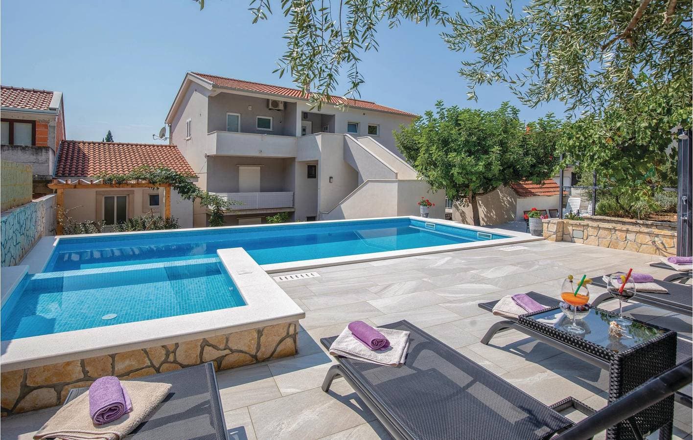 Foto 2 von 25: Modernes Apartment mit Pool, Terrasse und nur 300 m vom Strand entfernt!