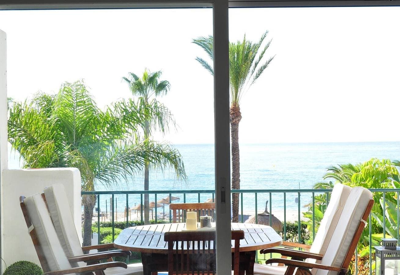 Foto 2 von 18: Frontline Beach Apartment mit Meerblick, Pool, WLAN, Klimaanlage, Terrasse und Garten
