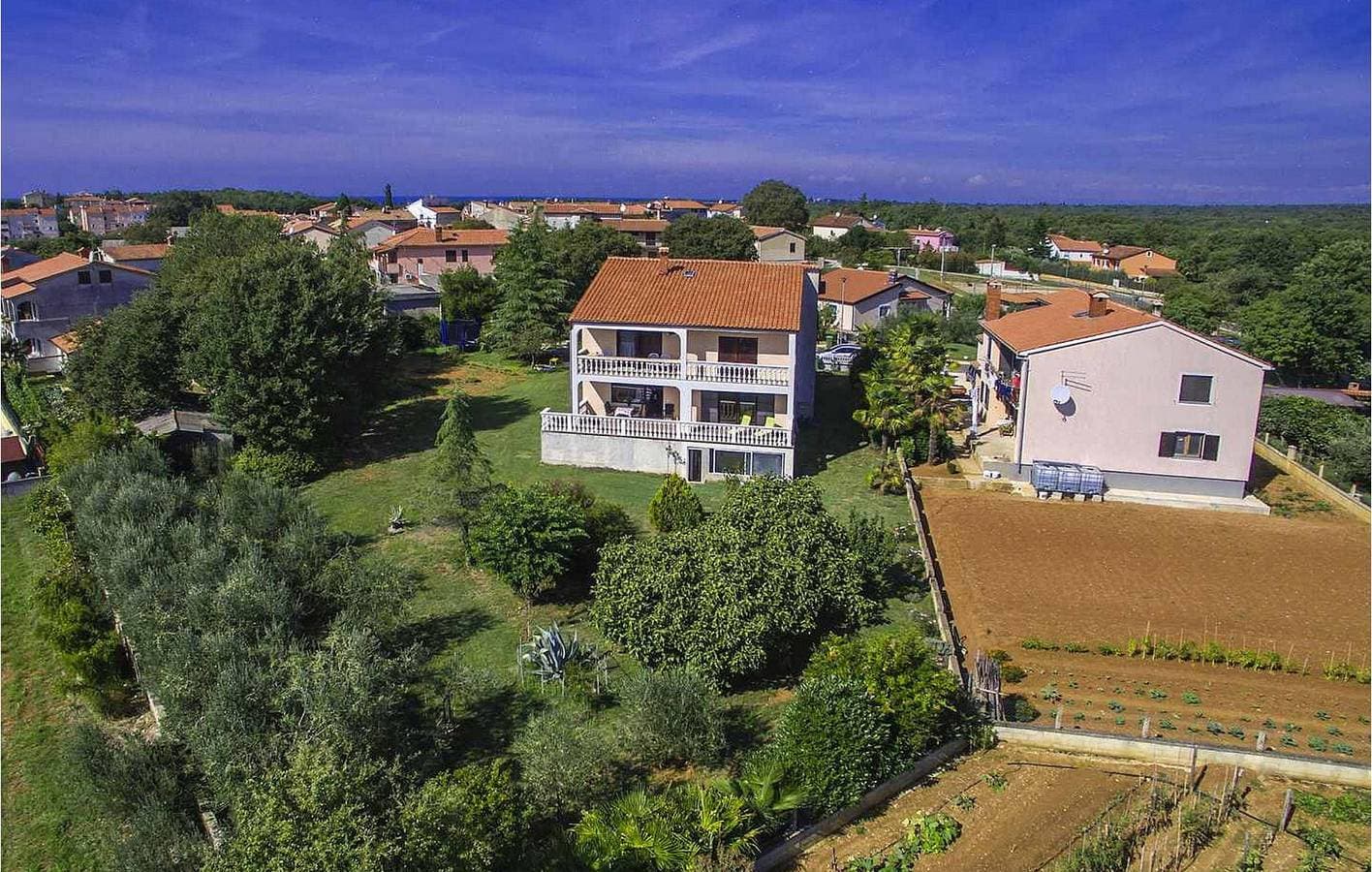Foto 5 von 35: Gemütliche 100 m² große Wohnung mit Terrasse, WLAN und Parkplatz in der Nähe des Stadtzentrums