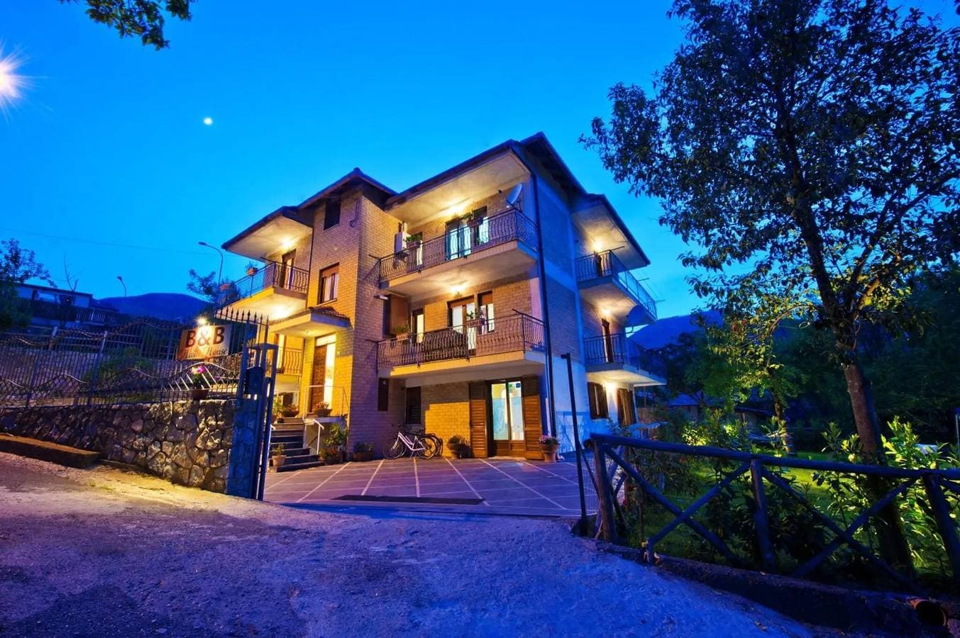 Foto 5 von 27: Zimmer 'Haidi House - Camera Arancione' mit Bergblick