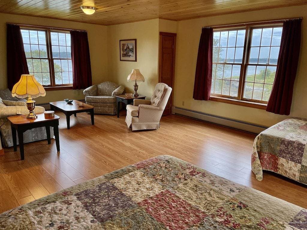Foto 11 von 26: Wow! Private 3acre Oceanfront Home, whales,eagles,walkable to village/Dog Island