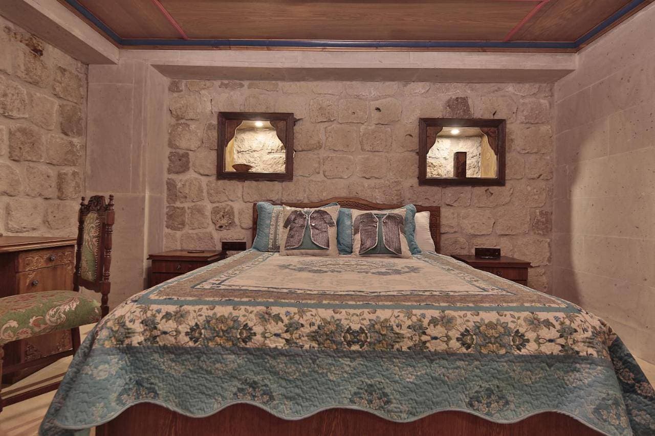Foto 2 von 16: Deluxe Triple Stone Room with Courtyard View