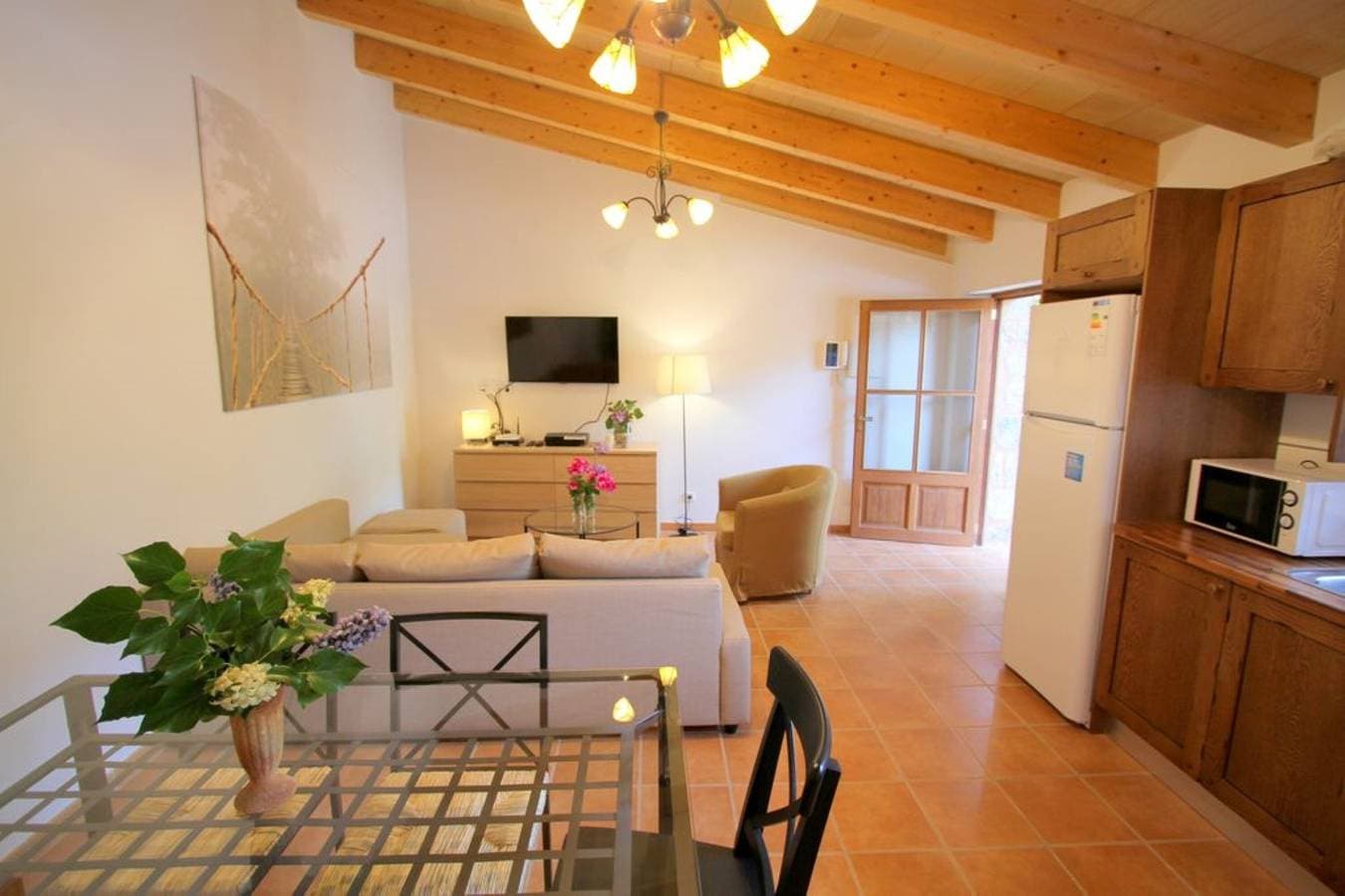 Foto 9 von 22: Klimatisiertes Ferienhaus mit Pool, Terrasse, Bergblick und WLAN