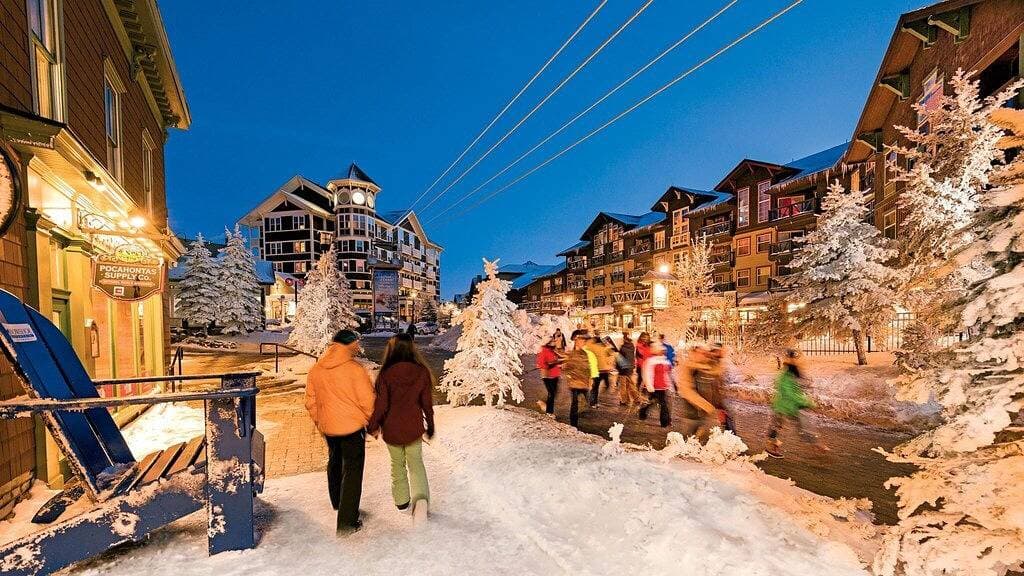 Foto 7 von 9: 1st Floor -  Bedroom + Sleeper Sofa, 1 Bath with Mountain Views & Ski In/Ski Out