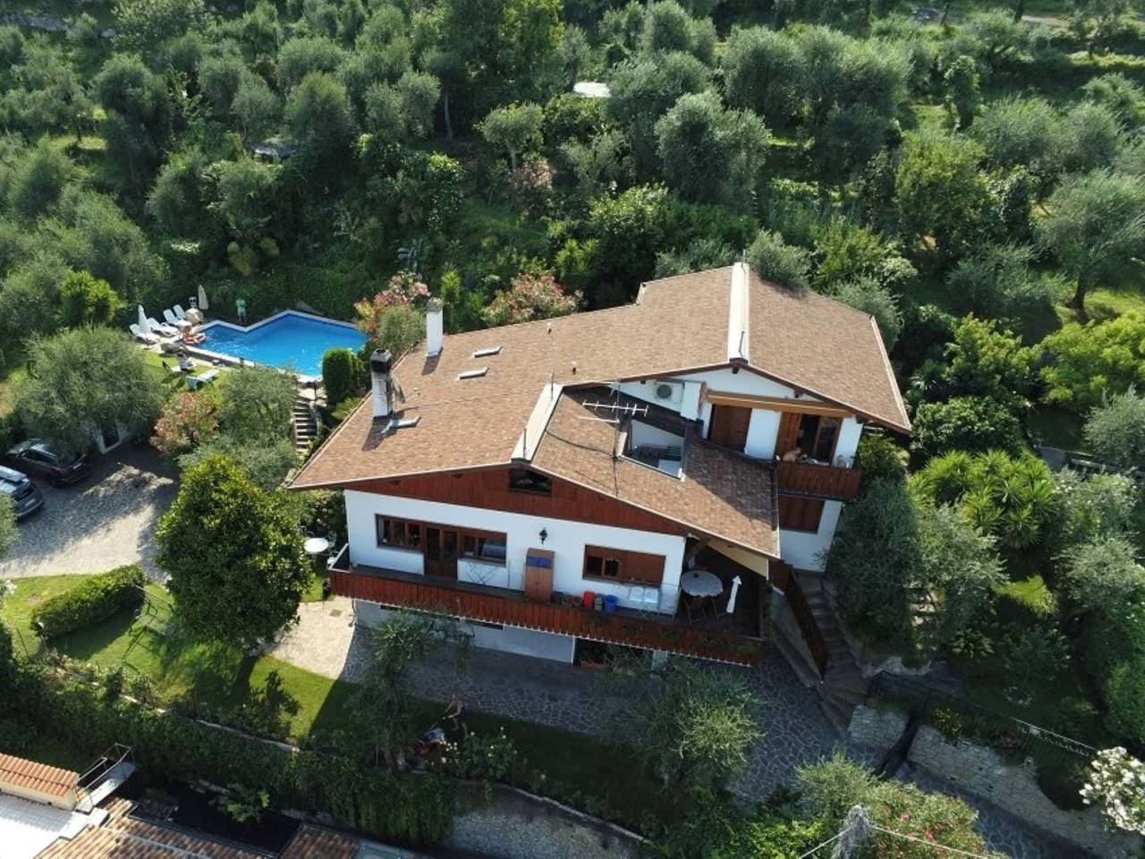 Schönes Mehrfamilienhaus Delvai 1