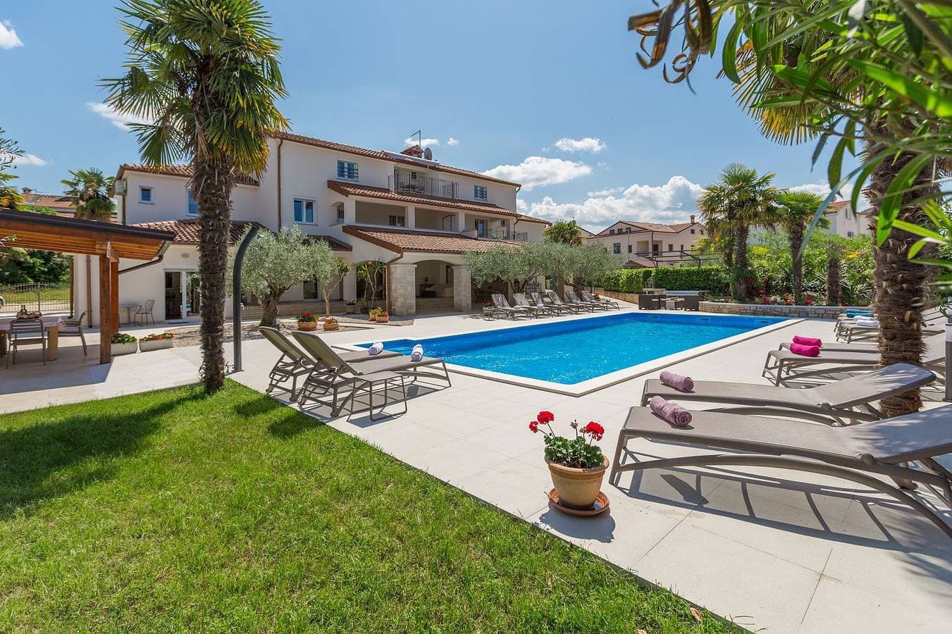 Foto 9 von 26: Mediterranes Apartment mit 60m2 Pool, BBQ-Bereich, Liegen, Waschmaschine
