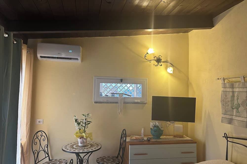 Foto 6 von 16: Room with private bathroom, patio.