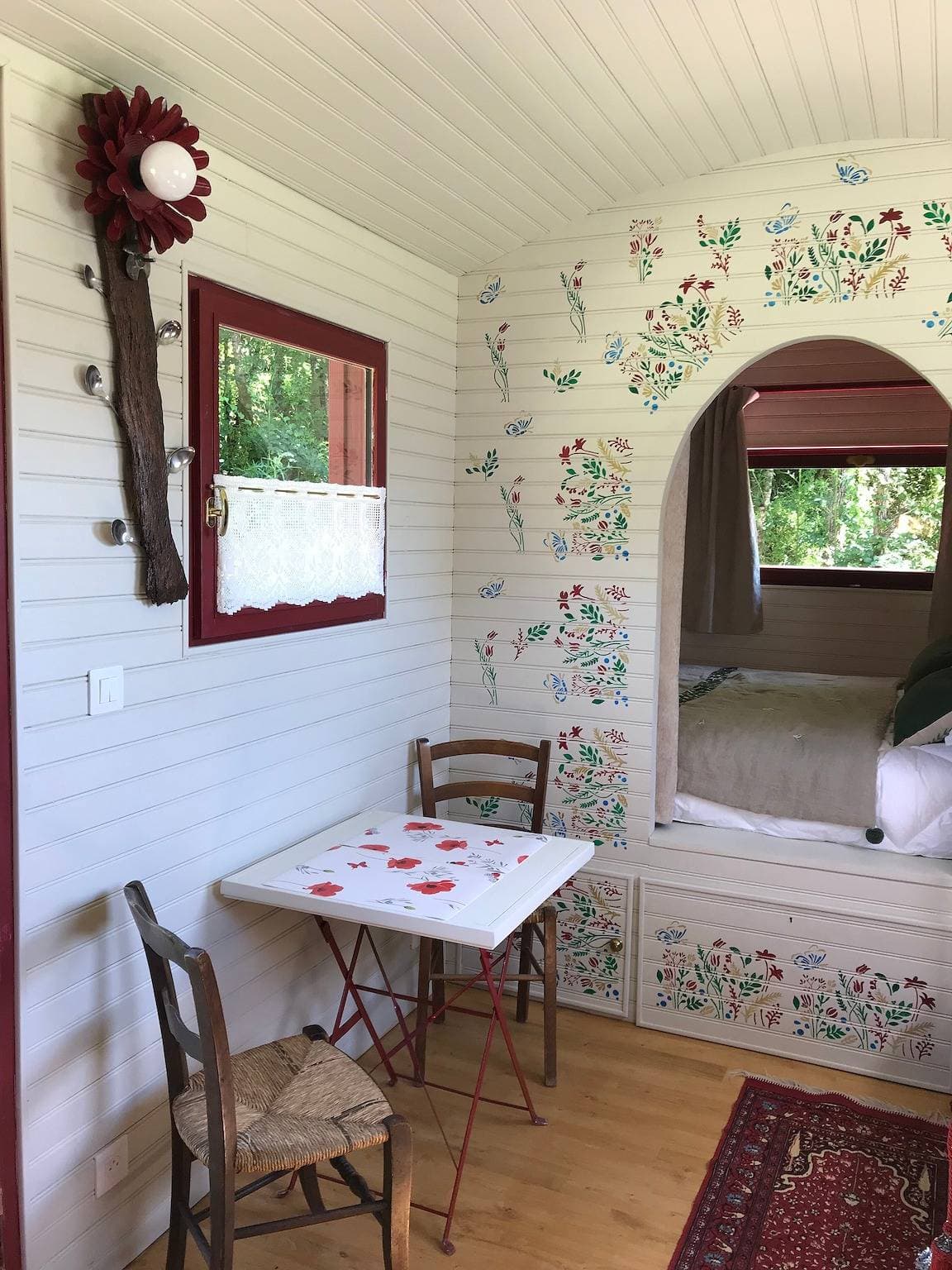 Foto 11 von 21: Gästezimmer „La Roulotte Du Pech Chantant“ mit privater Terrasse, Garten & WLAN