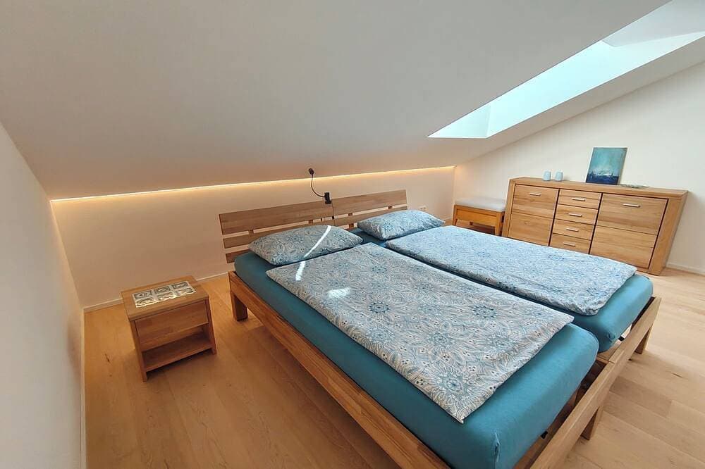 Foto 1 von 21: Gemütliche 3 Zimmer Ferienwohnung mit eigener  Terasse, Berg- und Seeblick