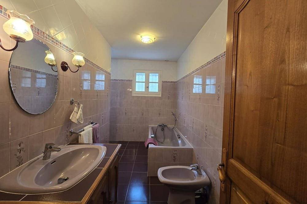 Foto 10 von 30: Charmante maison avec piscine, jardin de 3500m², salle de sport et cheminée à Villamblard
