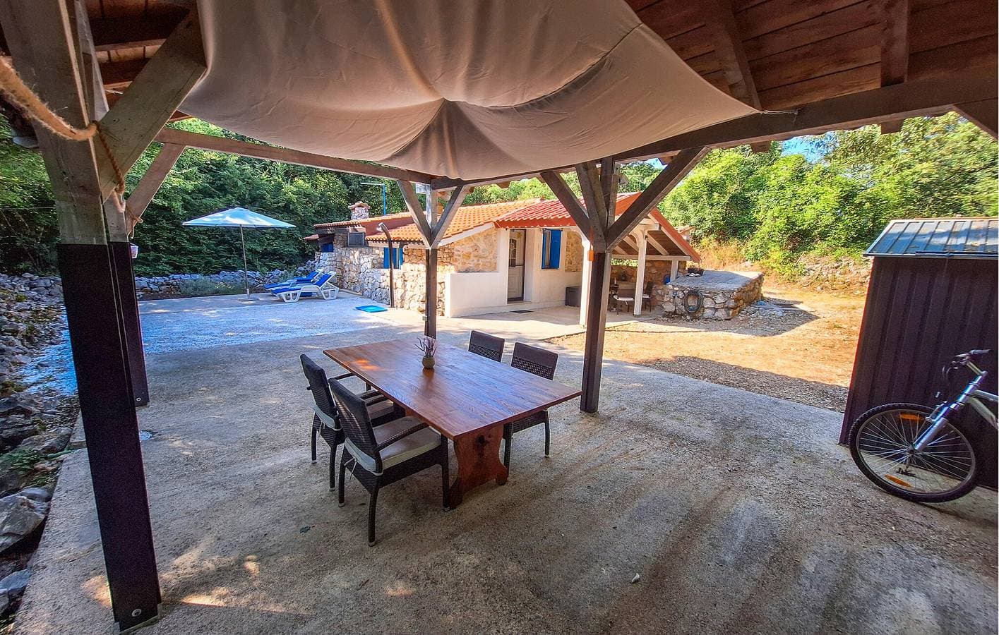 Gemütlich, 2 km zum Strand: Modernes Apartment mit Terrasse und Annehmlichkeiten 1