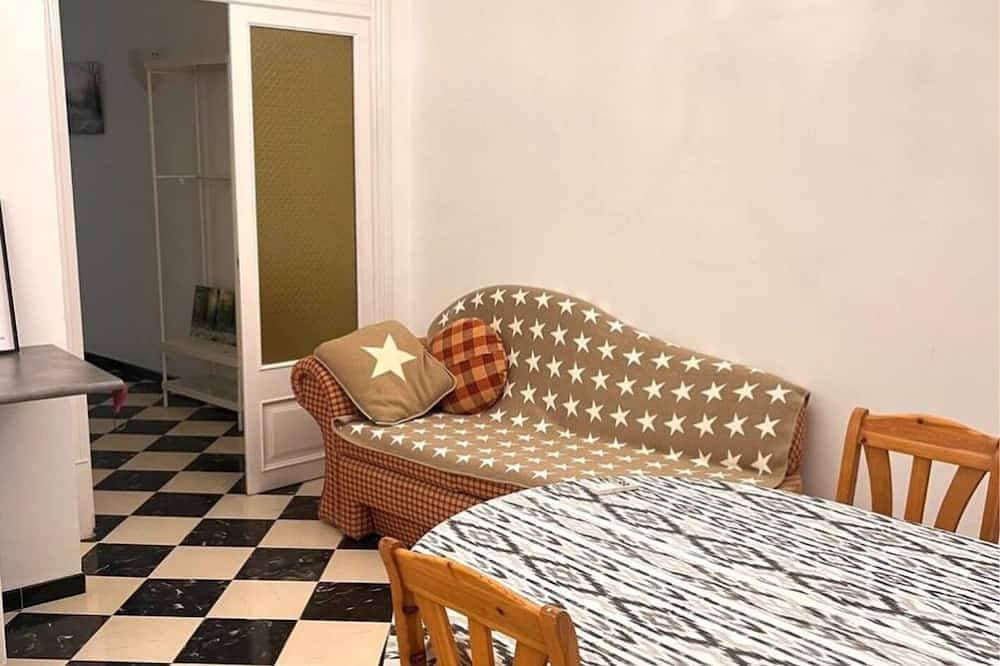 Foto 13 von 22: Cozy 2-bedroom apartment with WiFi, air-con and a  rooftop terrace with bbq.