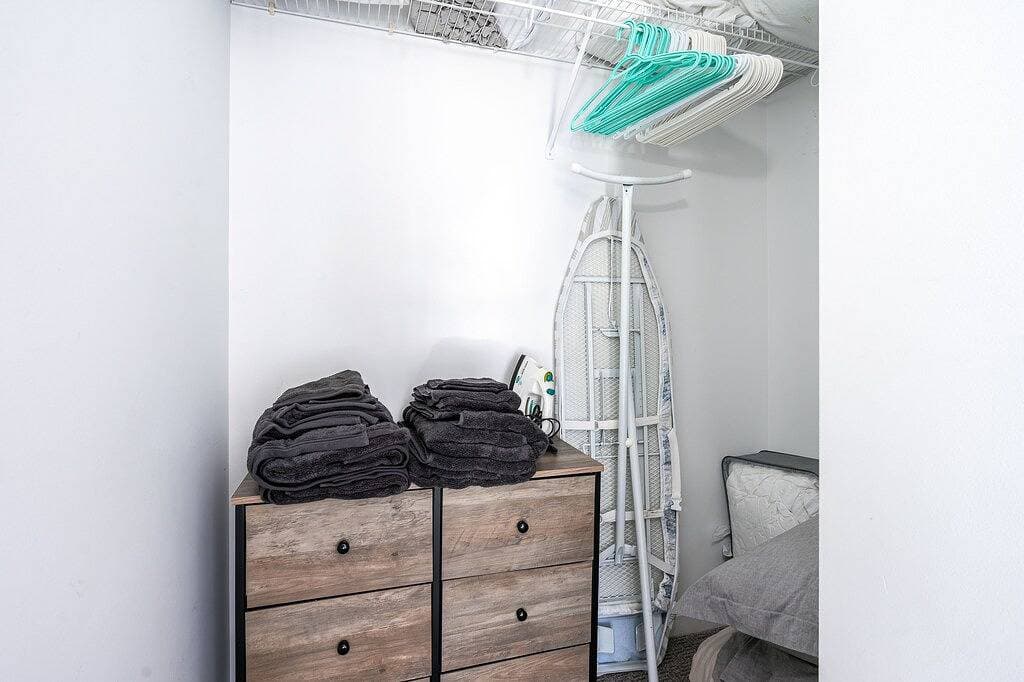 Foto 2 von 13: Modern Downtown Vancouver Loft. Parking included.
