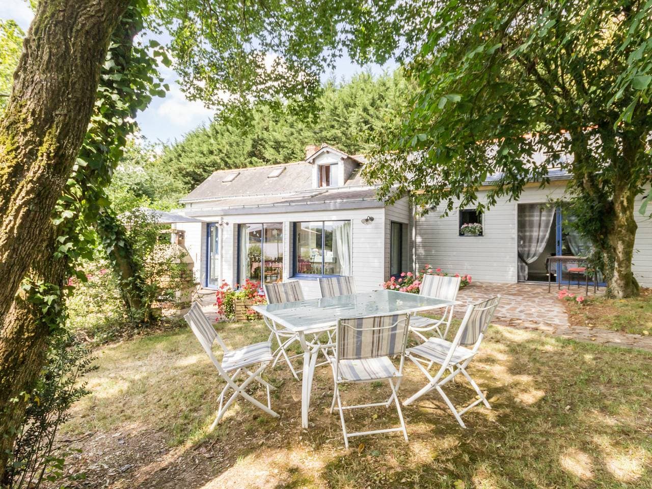 Ferienhaus am See mit eingezäuntem Garten, Kamin und WLAN in Joué-sur-Erdre 1