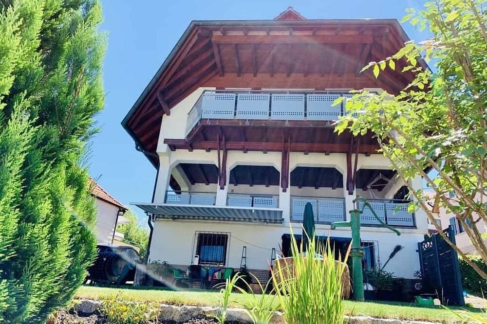 Gemütliche ****-Sterne Ferienwohnung mit großem überdachtem Balkon 1