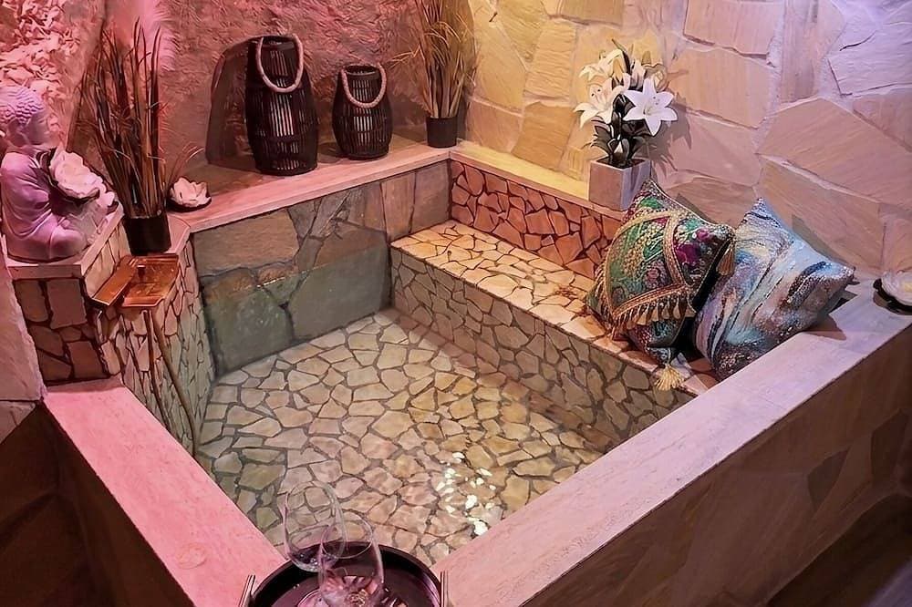 Charming Spa Suite with Heated Stone Tub & Chromotherapy near Lake Bracciano 1