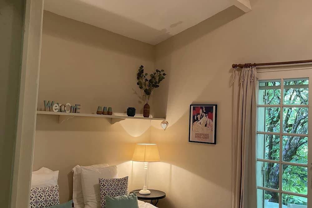 Foto 11 von 30: Ein schönes romantisches Schlafzimmer mit Mezzaninbereich, Badezimmer und privatem Garten