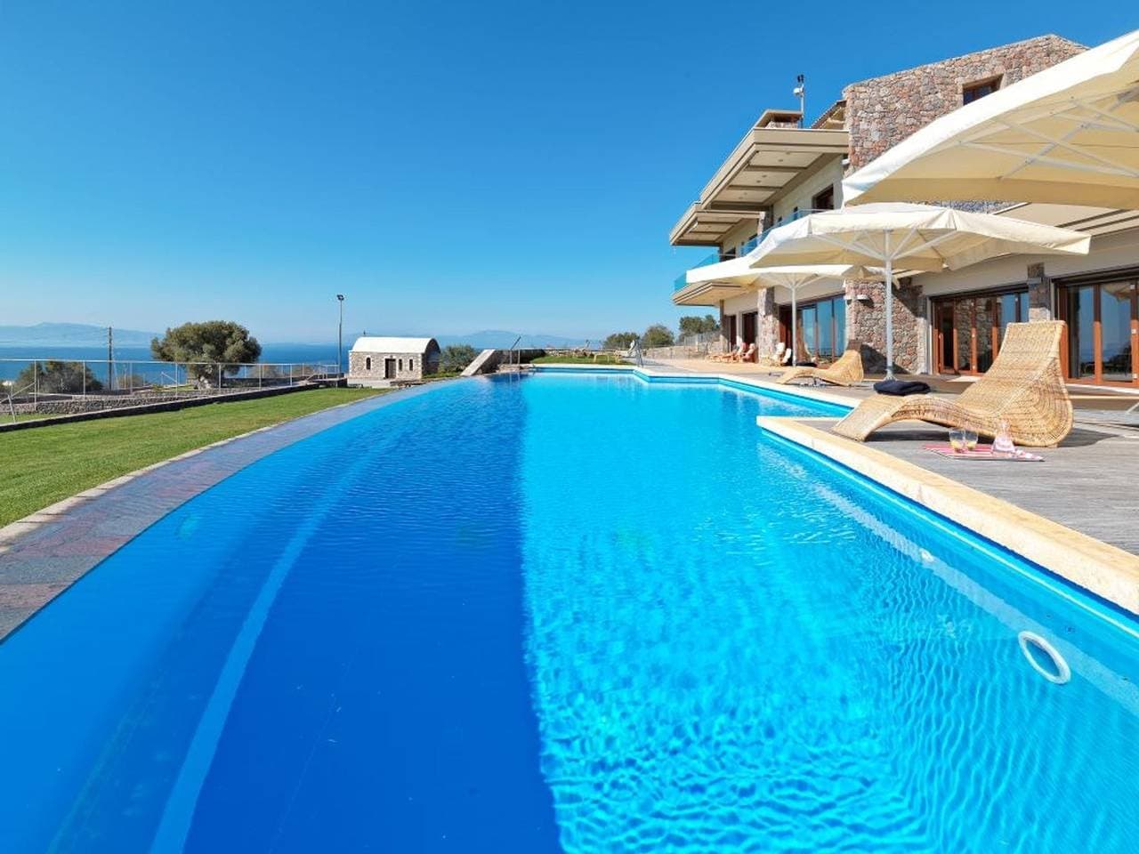 Foto 3 von 45: Villa für 16 Personen mit Balkon
