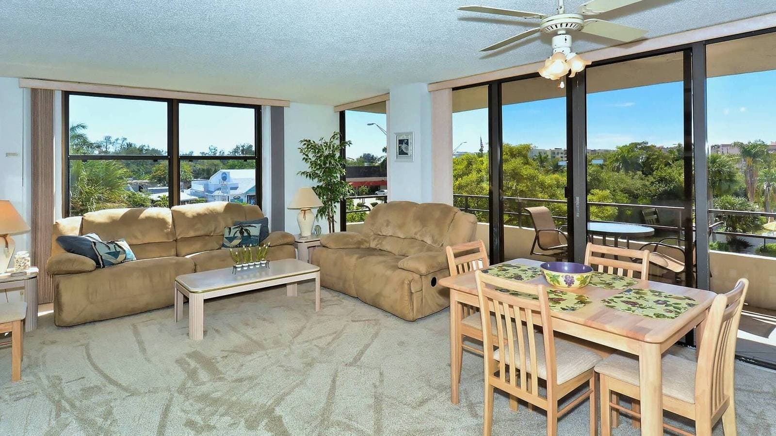 Foto 2 von 38: Rent this Luxury 5 Star Apartment on The Anchorage, Siesta Key Apartment 1008