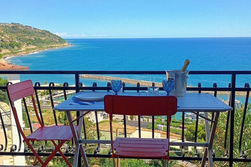 Spacious two-room apartment with sea view and air conditioning 1