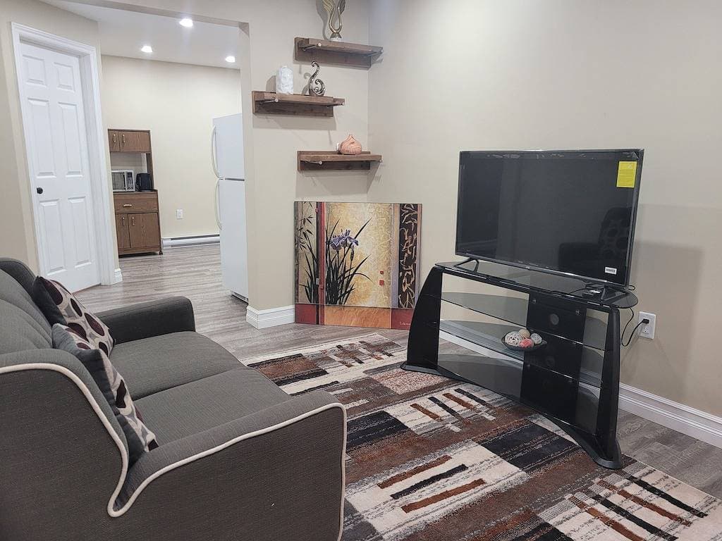 Foto 3 von 6: This beautiful comfy basement apartment 5 minutes from the park.
