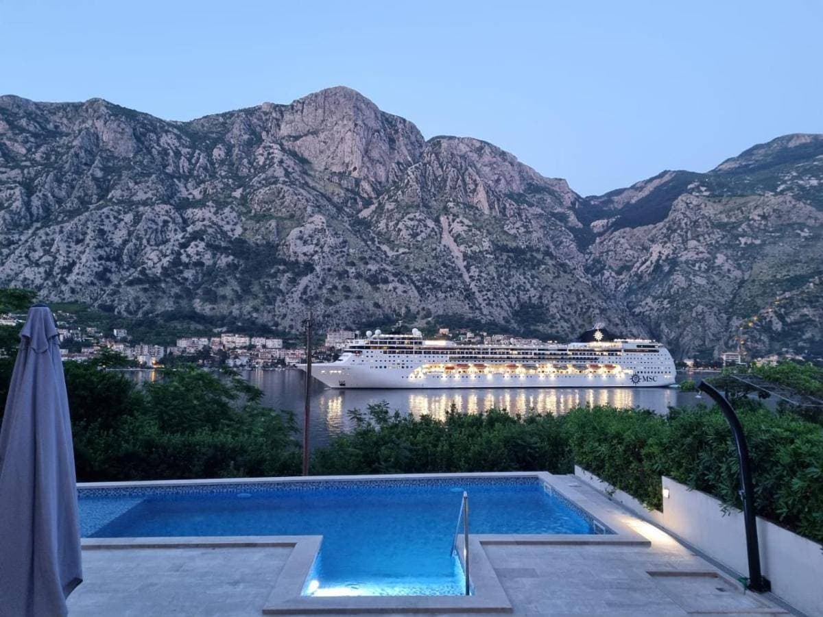 Luxury Studio Apartment with Sea View & Heated Pool 1