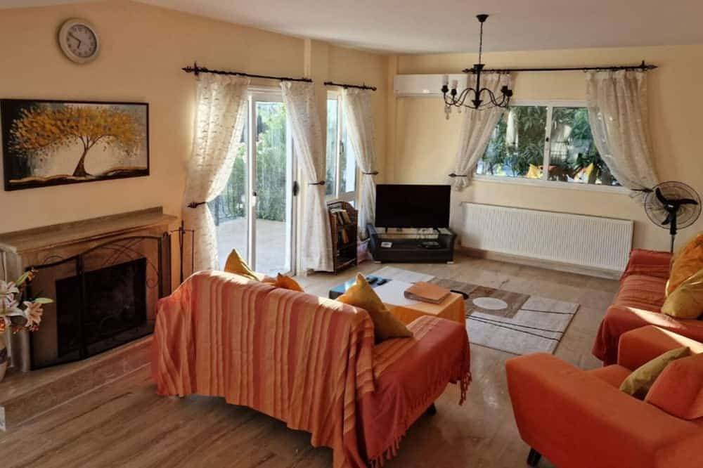 Foto 11 von 29: Fabulous 4 Bed Villa with 10m x 5m Private Pool located Ozankoy, N. Cyprus