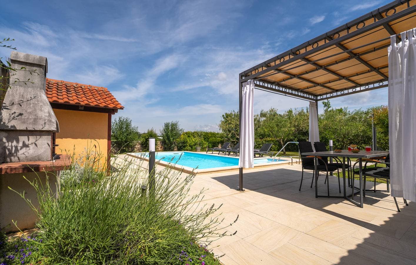 Foto 5 von 27: Modernes Apartment mit einem Schlafzimmer, Pool, Terrasse und WLAN in der Nähe von Labinci