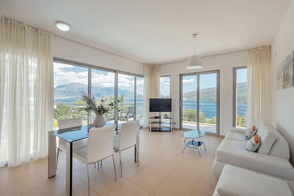 Foto 11 von 30: Luxury Apartment - Blick über die Bucht von Kotor - Infinity-Pool