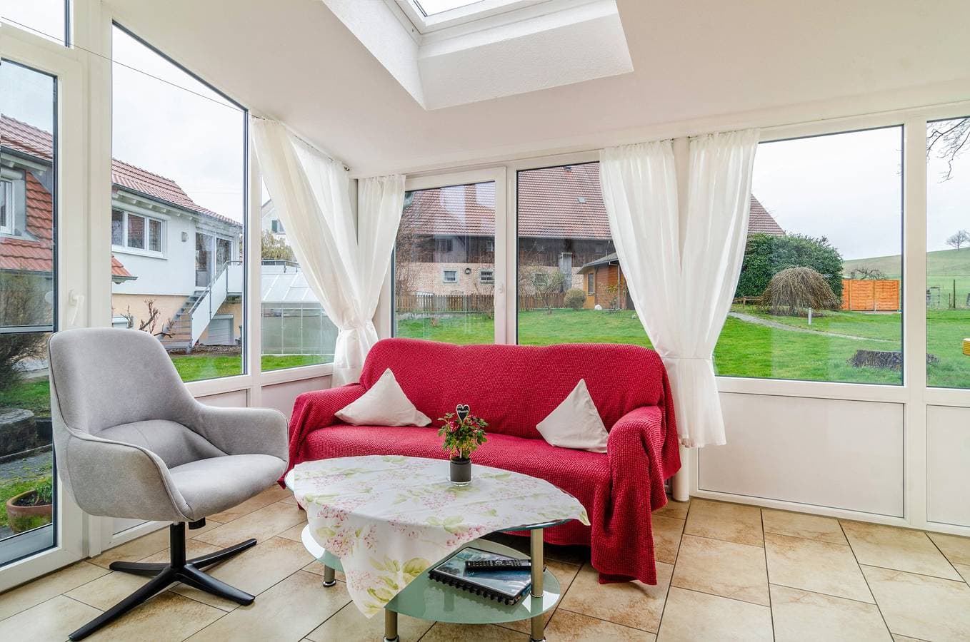 Foto 4 von 19: Lichtdurchflutete Ferienwohnung "Haus Nussbaum" in der Nähe des Bodensees mit WLAN, Terrasse und Garten; Parkplätze vorhanden