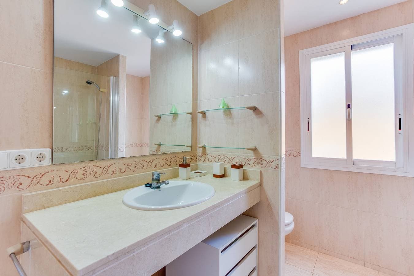 Foto 13 von 27: Villa für 8 Personen mit Balkon