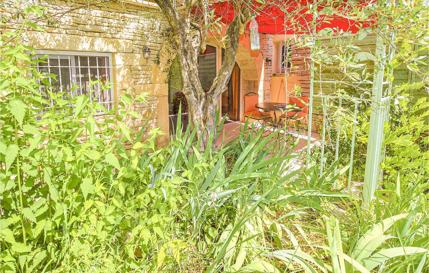 Foto 12 von 34: Nyons Wohnung: Parkplatz, Pool, & Garten