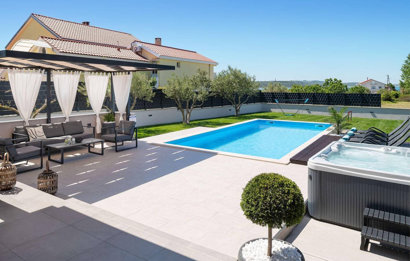 Foto 9 von 36: Gemütliche 150 m² große Ferienwohnung mit Meerblick, Pool und Terrasse, 2,5 km vom Strand entfernt