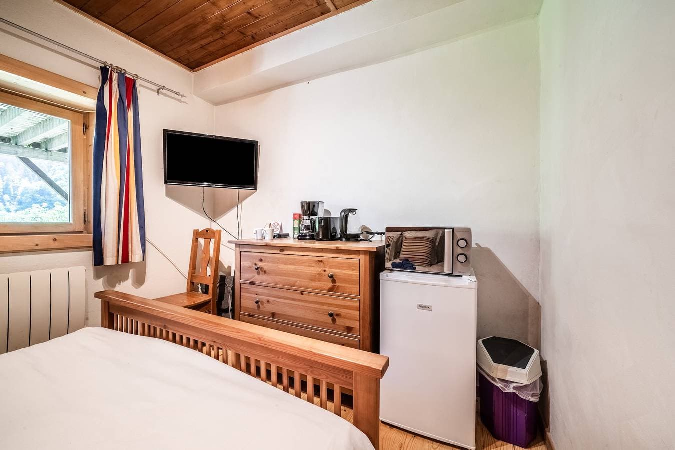 Foto 8 von 28: Zimmer 'Elisthur Chambre N°2' mit Bergblick, Gemeinschaftsterrasse und Wi-Fi