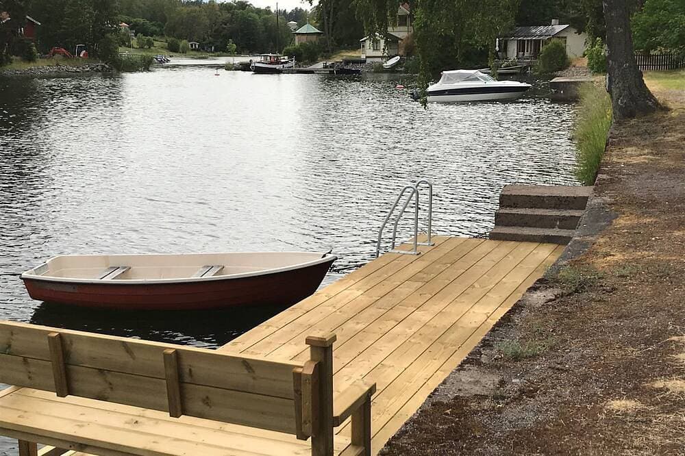 Foto 13 von 20: Cottage mit sonnigem Holzdeck am Wasser.