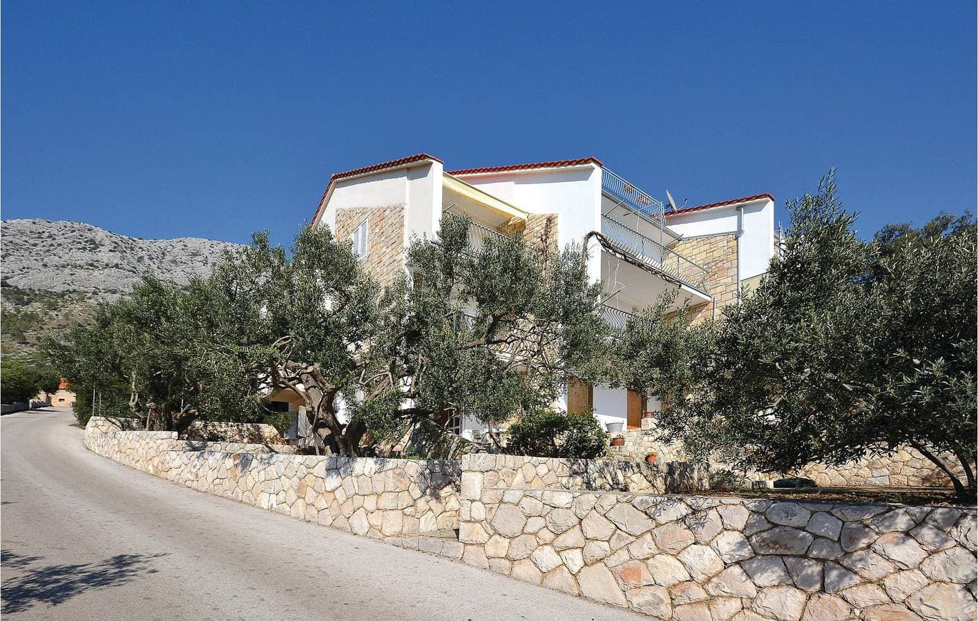 Foto 3 von 23: Gemütliche 300 m zum Strand: Klimatisierte Wohnung mit Terrasse und Parkplatz