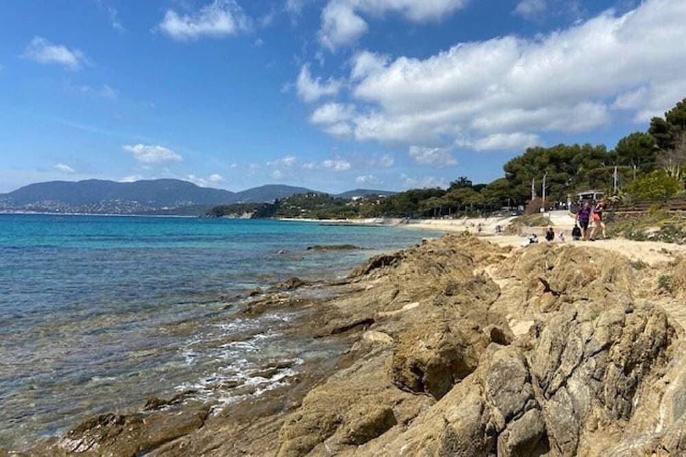 Foto 10 von 11: Sublim renovierte Wohnung, 4 Pers., 1.2 km vom Strand Gigaro, geräumige Terrasse, Elektrogrill