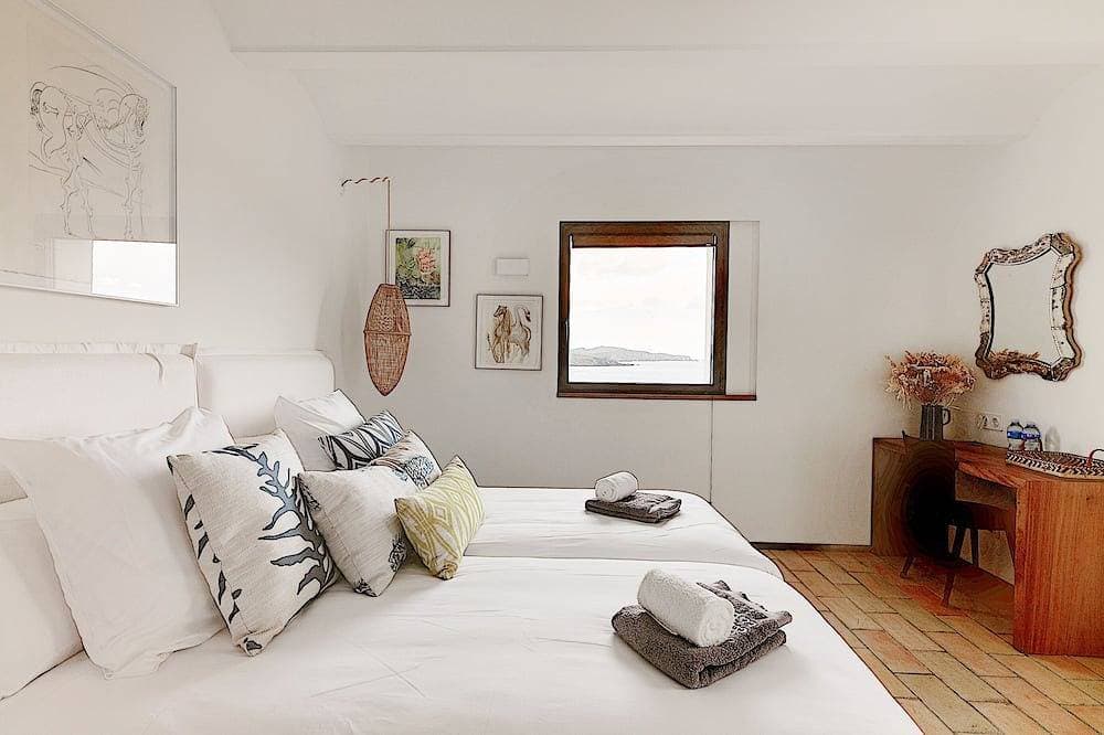 Foto 4 von 30: Eine einzigartige Villa am Meer mit Infinity-Pool in Cadaques, Spanien